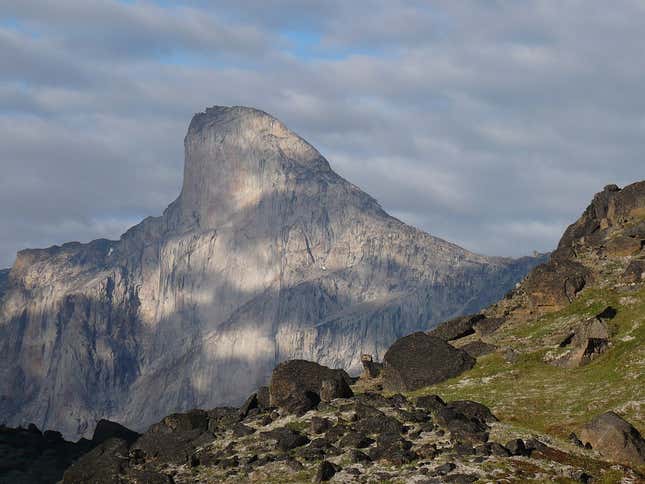Imagen para el artículo titulado Así es el Monte Thor, la escalofriante pared rocosa vertical más alta del mundo donde está prohibido saltar