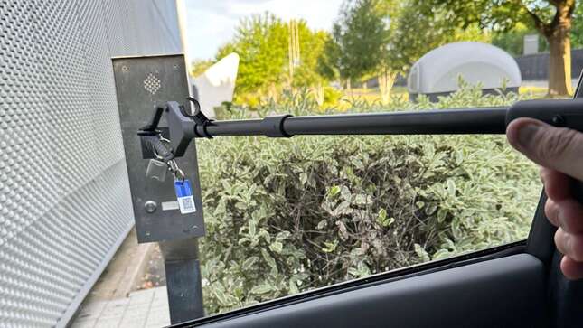 Tesla regala a sus clientes británicos un palo "alcanzador" por tener el volante a la izquierda