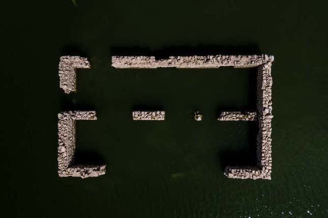 Una de las ruinas que han quedado al descubierto en Iznájar.