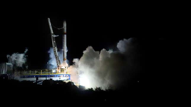 El cohete español Miura 1 tras encender su motor en la plataforma de lanzamiento