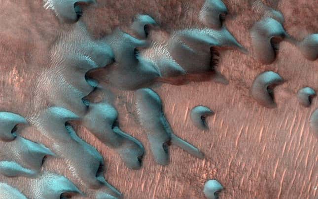 Varias dunas congeladas durante el solsticio de invierno en Marte.