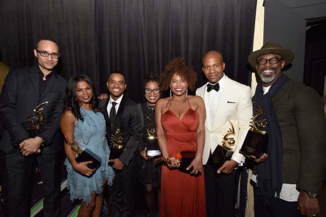 FEBRUARY 17: Honorees Theodore Witcher, Nia Long, Larenz Tate, Bernadette Speakes, Lisa Nicole Carson, Leonard Roberts and Isaiah Washington pose with the Classic Cinema Award for ‘Love Jones’ during BET Presents the American Black Film Festival Honors on February 17, 2017 in Beverly Hills, California. 