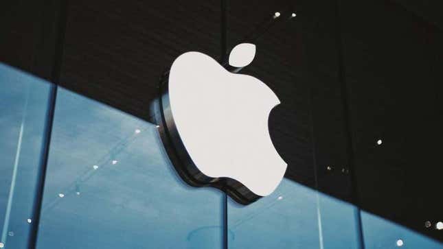 El logotipo de Apple en la entrada de una Apple Store