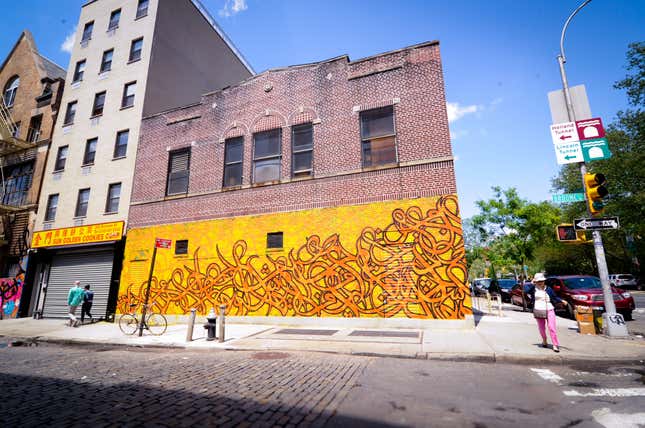 Image for article titled Photos: A “calligraffiti” artist tags buildings with beautiful Arabic calligraphy
