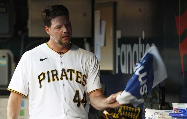 Giants, Pirates turn to veterans in series opener