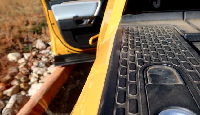 Image for article titled Your Guide To The 2022 Rivian R1T Electric Pickup's Incredible Gadgets