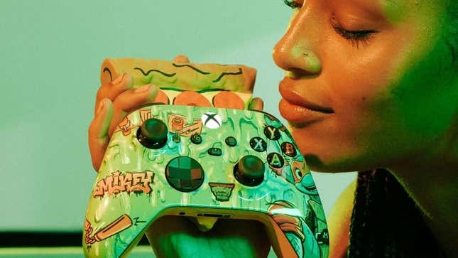 Una mujer huele un controlador Xbox de pizza. 