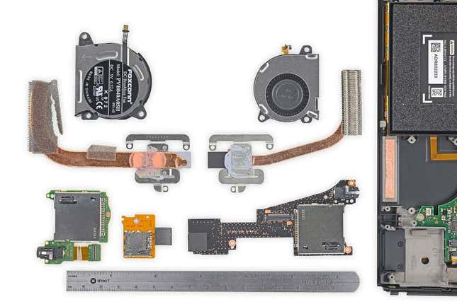 La Switch original a la izquierda, la nueva Switch OLED a la derecha.