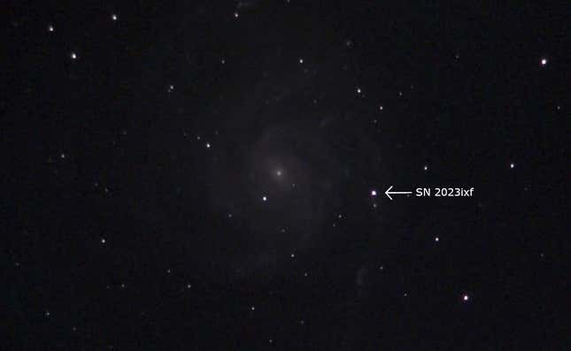 Una vista de telescopio de patio trasero de la nueva supernova en la galaxia Messier 101.