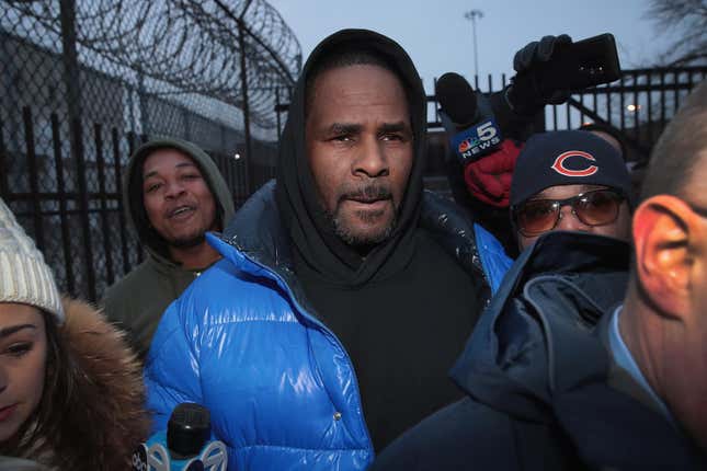 R. Kelly leaves the Cook County jail after posting $100 thousand bond on February 25, 2019, in Chicago, Illinois.