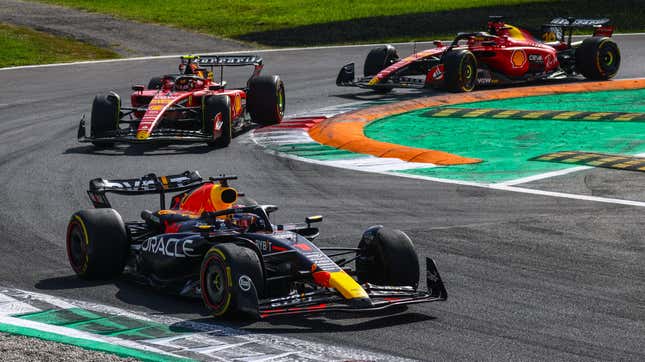Max Verstappen von Red Bull Racing, Carlos Sainz von Ferrari und Charles Leclerc von Ferrari fahren auf der Strecke während des F1 Grand Prix von Italien im Autodromo Nazionale Monza am 3. September 2023 in Monza, Italien.