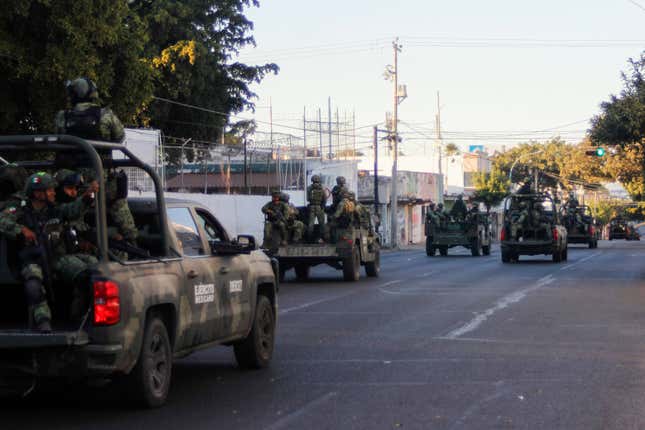 Camionetas del ejército recorren las calles de Culiacán.