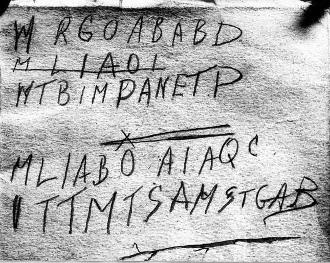 La escritura a mano muestra marcas de lápiz en la parte trasera del libro