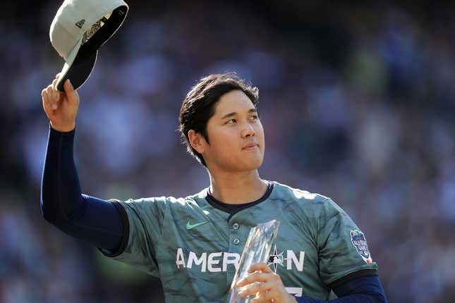 11. Juli 2023;  Seattle, Washington, USA;  Der von der American League designierte Schlagmann/Pitcher Shohei Ohtani von den Los Angeles Angels of Anaheim (17) reagiert während des zweiten Innings im T-Mobile Park.