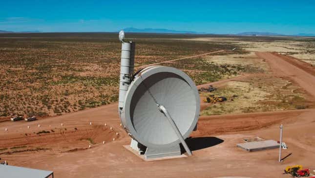 El acelerador suborbital que SpinLaunch está usando para las pruebas es una versión a escala de un tercio del sistema que quiere construir para lanzamientos espaciales comerciales, pero aún así tiene unos 50 metros de altura, es decir, incluso es más alta que la Estatua de la Libertad (sin incluir su pedestal más alto).
