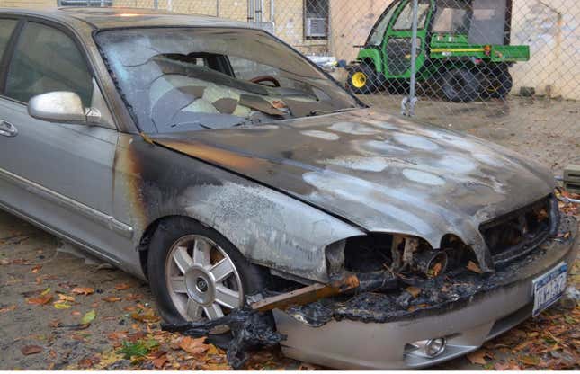 Un automóvil se incendió afuera del antiguo Hospital de Coney Island durante el huracán Sandy en 2012. 