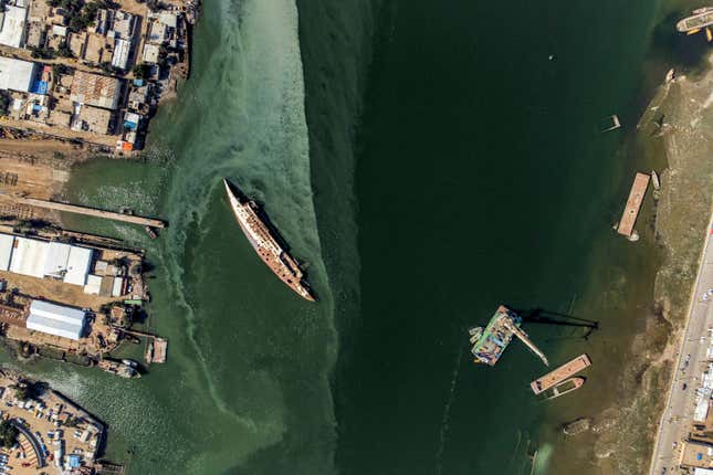 Image for article titled Saddam Hussein's Overturned Yacht is a curious attraction for Iraqi sightseers and locals