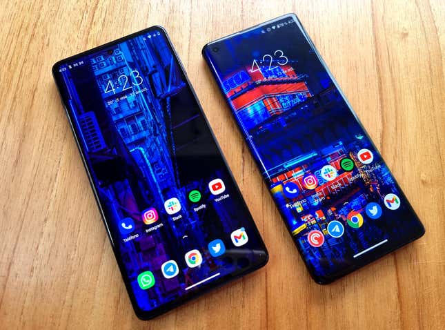 A la izquierda el Moto Edge 20 Pro. A la derecha el Moto Edge original de 2020.