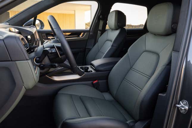 El interior del Porsche Cayenne S SUV 2024.  Es verde y negro.