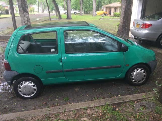 Gambar untuk artikel berjudul Dengan $2.500, Haruskah Kita Semua Menyambut Renault Twingo 1995 Ini?