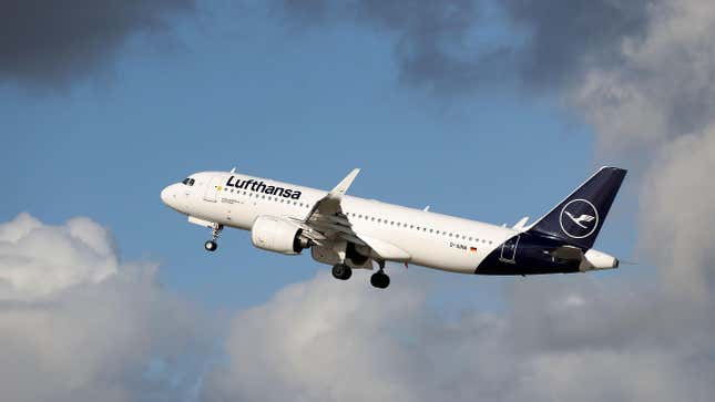 Imagen para el artículo titulado Lufthansa admite que realizó 18000 vuelos vacíos para no perder sus franjas horarias en los aeropuertos