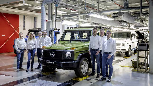El equipo Clase G de Mercedes posa con el No. 500,000 en la línea de producción del vehículo en la planta de Magna Steyr en Graz, Austria.