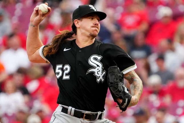 Chicago White Sox starting pitcher Mike Clevinger (52) delivers in the second inning during a baseball game between the Chicago White Sox and the Cincinnati Reds, Saturday, May 6, 2023, at Great American Ball Park in Cincinnati.
