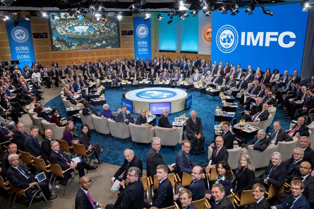 Membros do IMFC posam para foto.