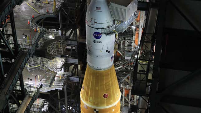 El cohete SLS de la NASA dentro del edificio de ensamblaje.