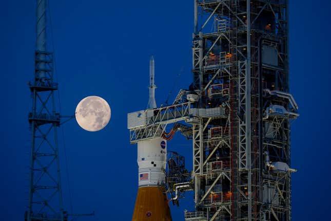 Imagen para el artículo titulado La Agencia Espacial Europea prueba su nuevo rover lunar en el volcán activo más grande de Europa