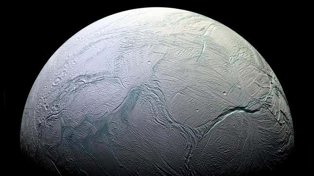 Una vista compuesta de la superficie de Encélado, tomada por la sonda Cassini