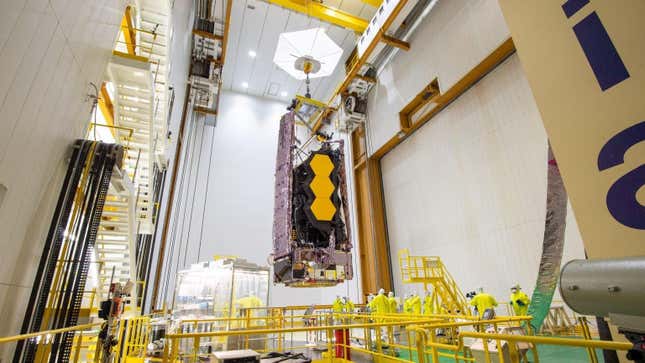 El telescopio espacial Webb en proceso de ser unido a la parte superior de un cohete Ariane 5.