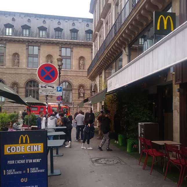 ルーブル美術館の近くに店舗を構えるマクドナルド。ランチの時間には、行列ができる。筆者撮影。