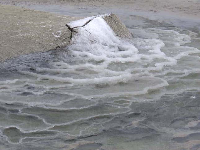 Imagen para el artículo titulado ¿Qué está causando estas formaciones geológicas en el Great Salt Lake?