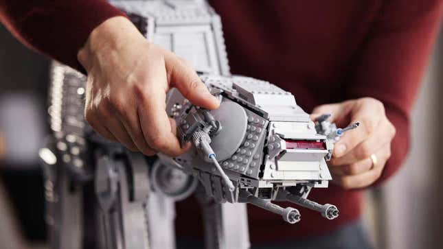 Imagen para el artículo titulado Este masivo AT-AT imperial hecho en Lego tiene todo listo para asaltar tu cuenta corriente