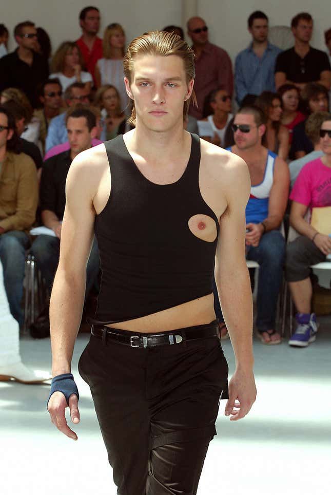 A model walks in Helmut Lang's ready-to-wear spring-summer 2004 show on 29 June 2003 in Paris.