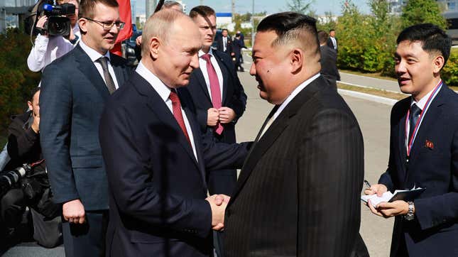 الرئيس الروسي فلاديمير بوتين والزعيم الكوري الشمالي كيم جونغ أون يتصافحان خلال اجتماعهما في 13 أيلول/سبتمبر في قاعدة فوستوشني الفضائية خارج مدينة تسيولكوفسكي.
