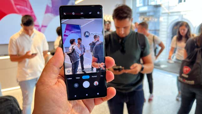 Imagen para el artículo titulado Motorola da un salto gigante con sus smartphones más atractivos hasta la fecha
