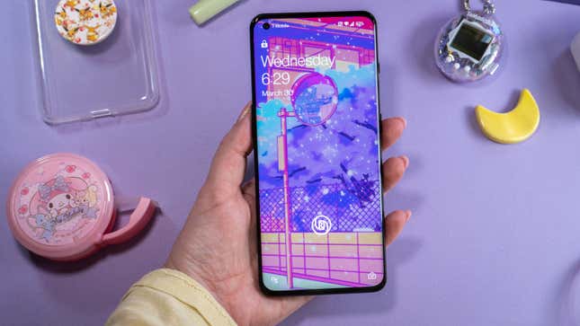 A photo of a person holding the OnePlus 10 Pro