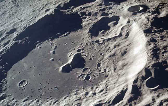 Una foto del cráter Aitken, tomada por los astronautas de la misión Apolo 17.