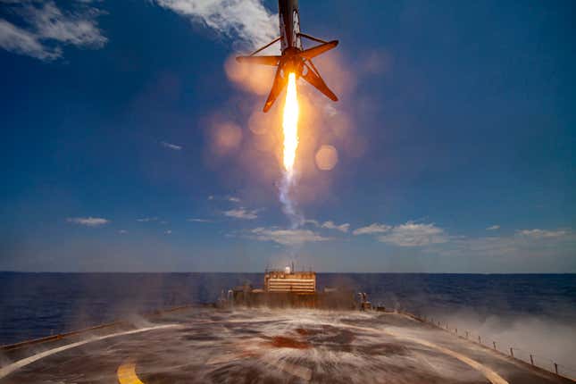 Aterrizaje de un propulsor Falcon 9 durante la misión GPS III-5