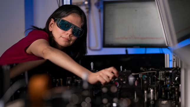 Imagen para el artículo titulado Crean un nuevo nanomaterial que permite ver en la oscuridad con solo aplicarlo a unas gafas