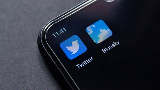 Смартфон, на якому відображаються логотипи програм для Twitter і Bluesky Social
