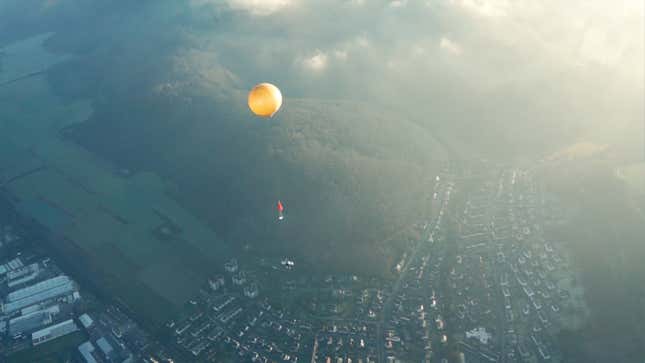 Un globo siendo lanzado a la atmósfera