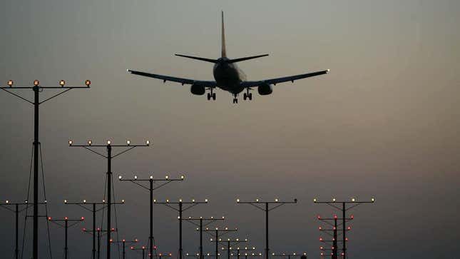 Imagen para el artículo titulado Un pasajero aterrizó un avión porque el piloto estaba enfermo