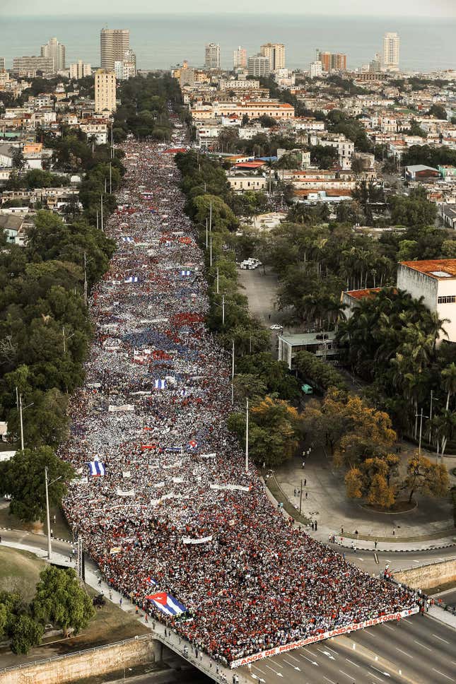 La gente marcha a la Plaza de la Revolución en La Habana para celebrar el Primero de Mayo, el 1 de mayo de 2018