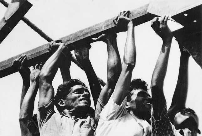 Museum number: PHY.07730. T. S. Satyan, Workers in India, 1960, H. 25.5 cm, W. 37.4 cm, Silver gelatin print.
