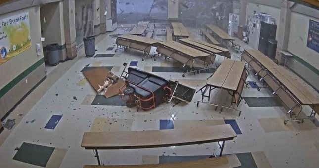 Imagen para el artículo titulado Las cámaras de vigilancia de un colegio captan el momento en que pasa un tornado