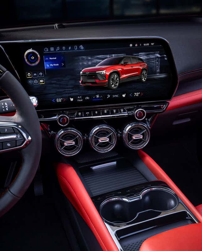 Una imagen de la pantalla central de información y entretenimiento del Chevrolet Blazer EV 2024, que muestra el sistema operativo de GM.