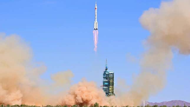 Imagen para el artículo titulado Tres astronautas llegan a la estación espacial china para su misión "más complicada" hasta ahora